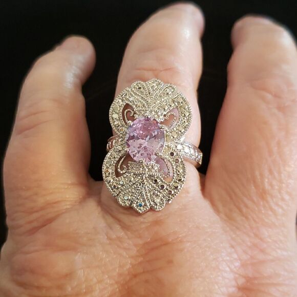 Very Pretty Vintage Silvertone Statement Ring with Light Purple Stone Sz… - Picture 2 of 8